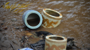 Tại sao nhiều bát hương, đồ cúng bị thả xuống sông hoặc hồ?